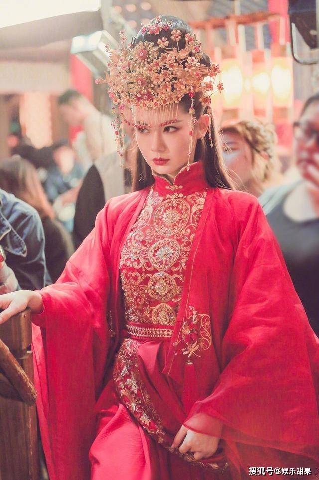 2020新龙门客栈来袭戚薇霸气美艳形象与颜值不输给张曼玉