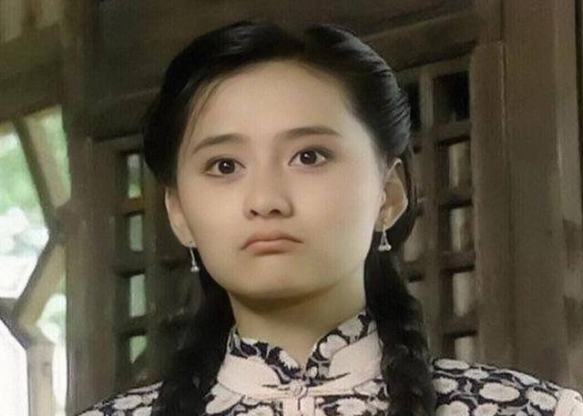其实赵薇并不是小燕子的第一人选,琼瑶和陈德容约定好出演小燕子