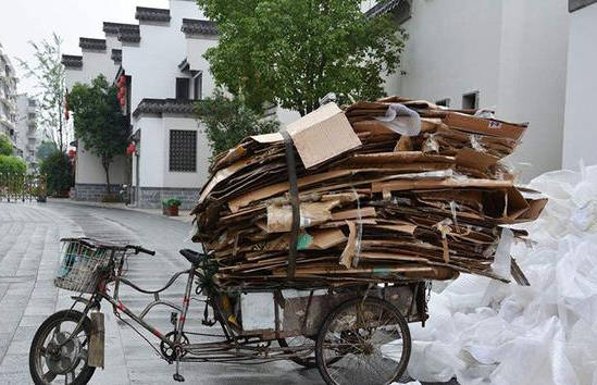 工程材料的外包装什么的平时都被当垃圾扔掉了,要是农民工放工的时候