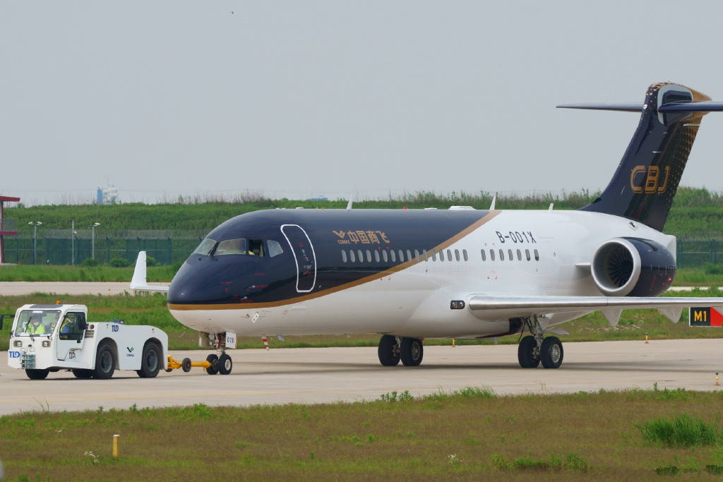 国产湾流来了商飞cbj豪华公务机亮相浦东机场