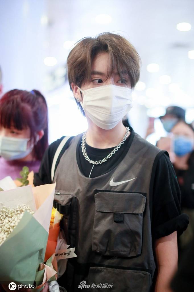 林凡穿运动装帅气不输小鲜肉 梳心型刘海电眼撩人