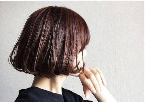 女生齐刘海内扣烫短发发型