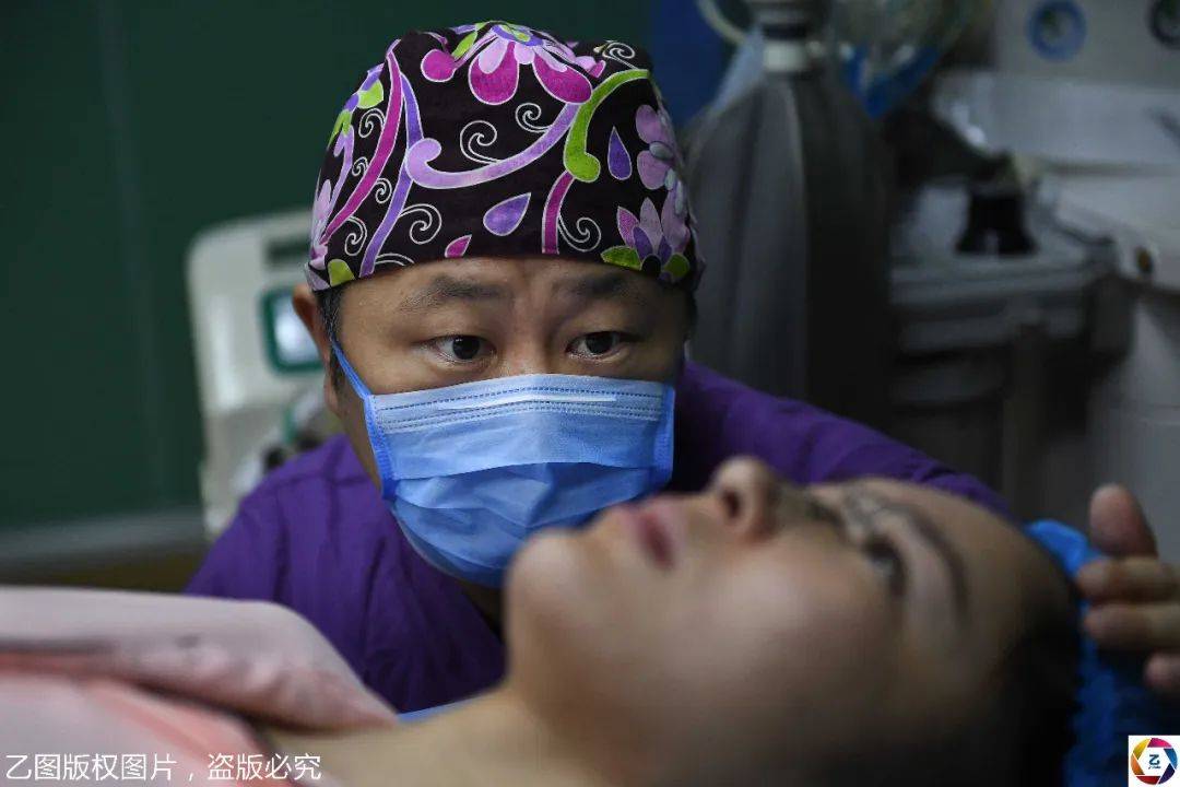 隆胸男医生十年为千余女子手术有明星和大学生还有网红主播67