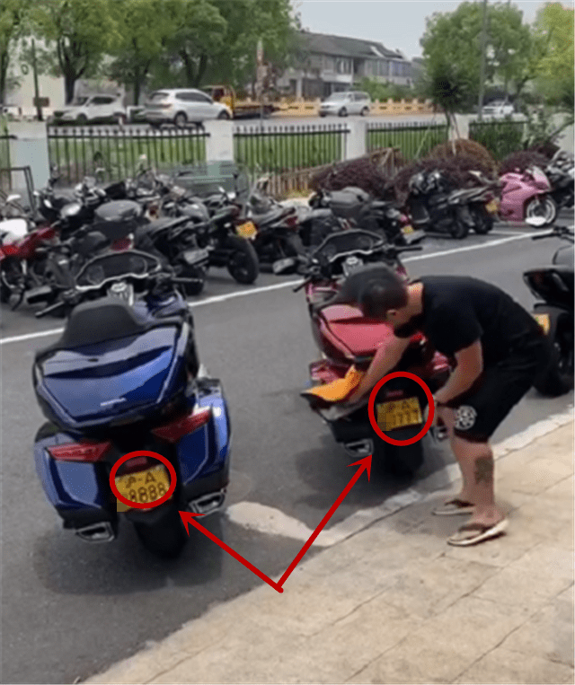 2台本田金翼gl1800,一红一蓝,都挂沪a,一块7777牌一块8888牌_搜狐汽车