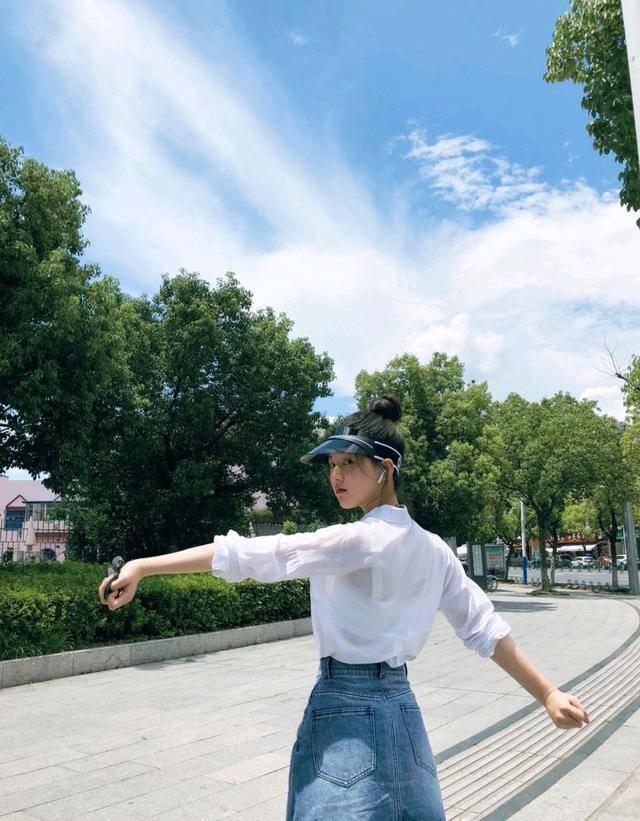 原创两年前的赵露思好甜,穿白衬衫配牛仔裙很清爽,这才是纯天然的美