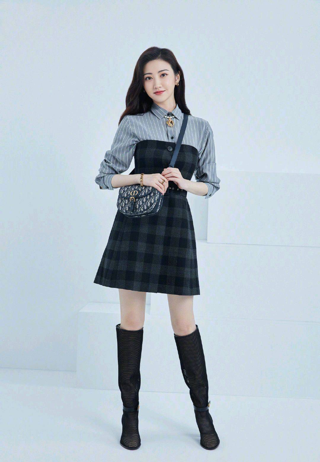 原创来品品女明星的时尚感简约穿搭用时尚挎包来点缀瞬间提高档次