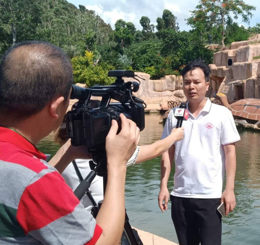 湛江地区副站长陈凯杰,中国收藏家协会会员,广东省作家协会会员廖增伟