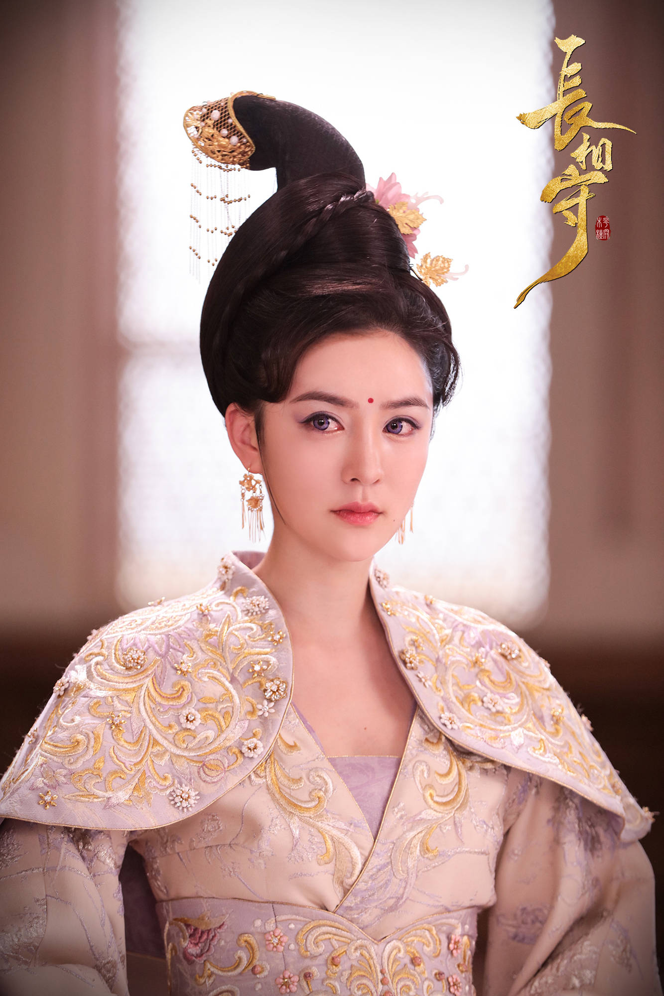 拍摄集训,吊威亚是首次;培养一身武艺也是首次,片中的花锦绣武艺高强