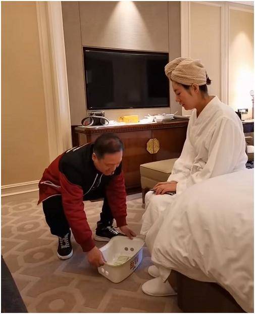 谢广坤王小蒙公媳关系太好,合体录视频惹眼,曾牵手逛街还洗脚_剧中