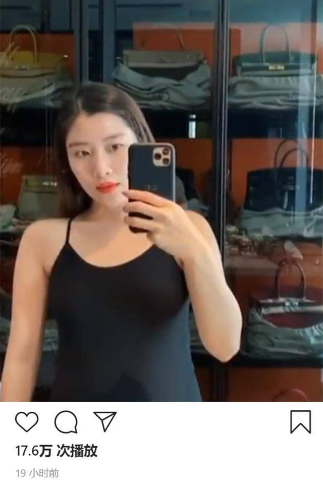 刘德华小姨子又炫富挺孕肚摆造型自拍身后满墙名牌包太抢镜