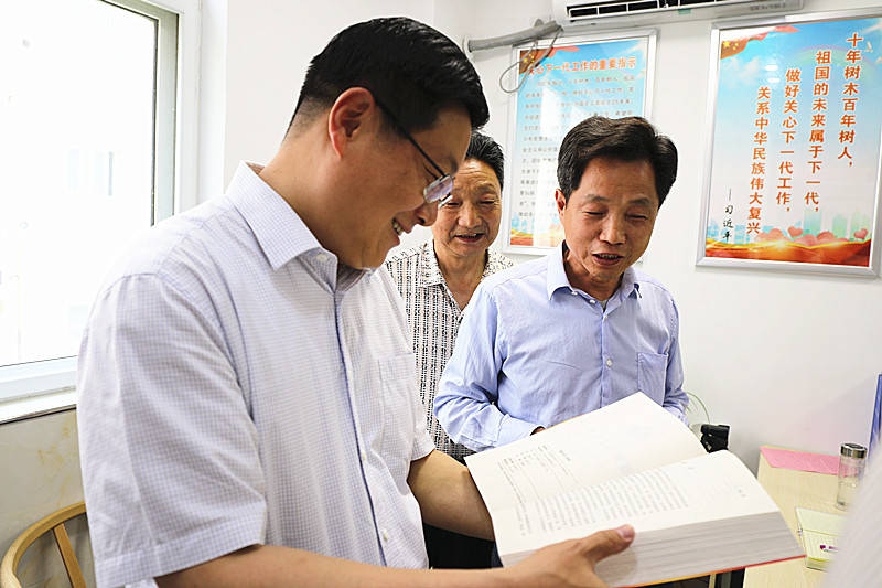 6月2日下午,泰州市关工委主任万门祖率调研组来兴化市昭阳街道调研