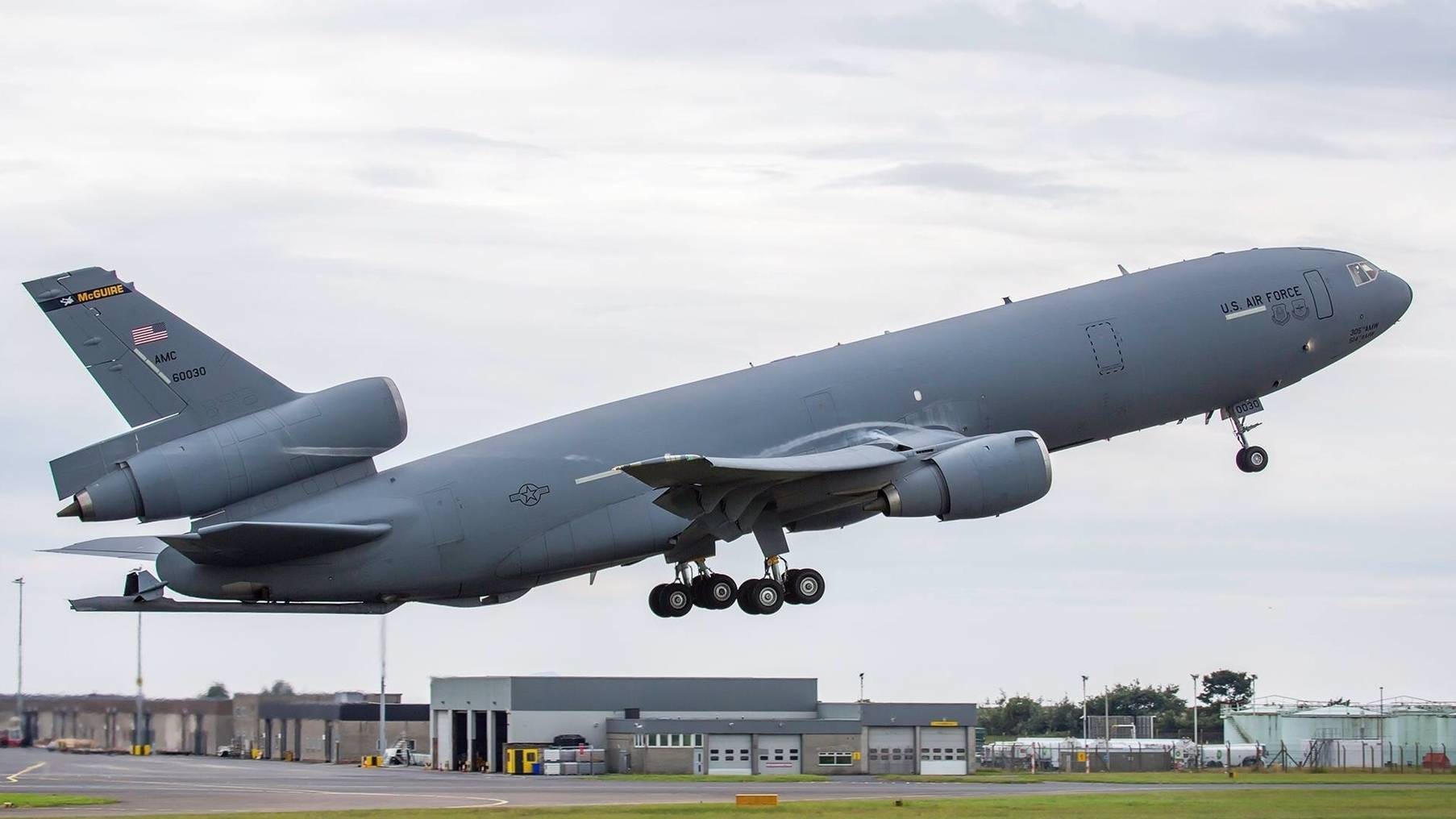 三十年前的亲密接触中国空军第一次观摩美军kc10硬管加油机