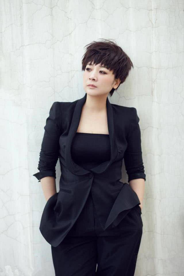 其实女人不管在什么年纪都不能够放弃经营自己,陈小艺今年已经52岁了