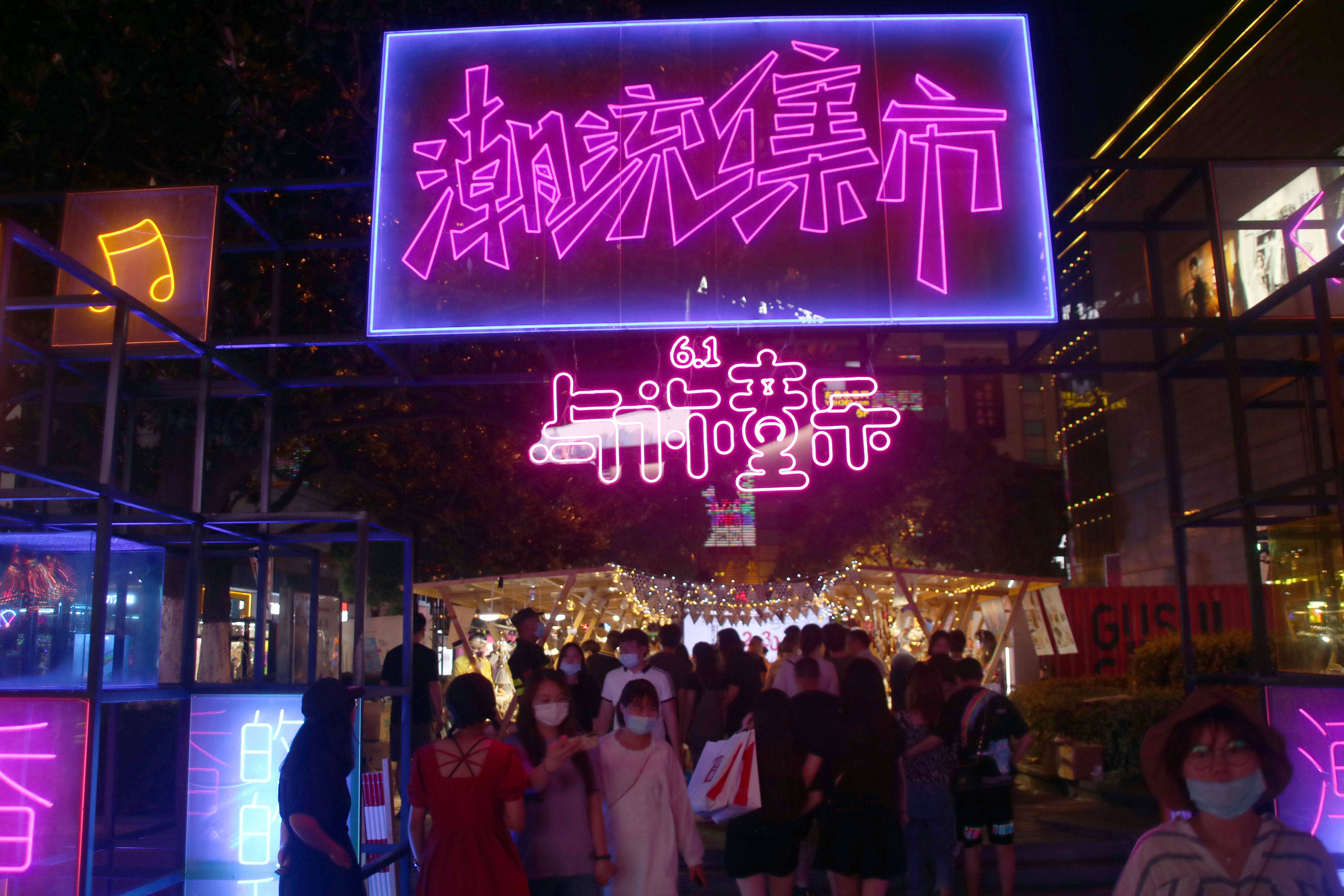 2020年6月4日晚,人们在江苏苏州观前街夜市消夏纳凉,逛街购物,感受"