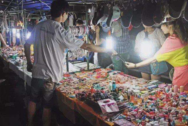 多地设摊贩规范点发展地摊经济怎么摆摆在哪儿