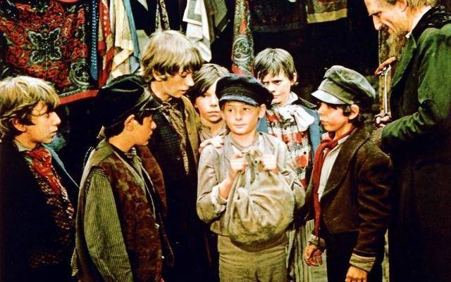 书中的主角是一位名叫奥利佛退斯特小男孩,他出生的时候母亲就去世了