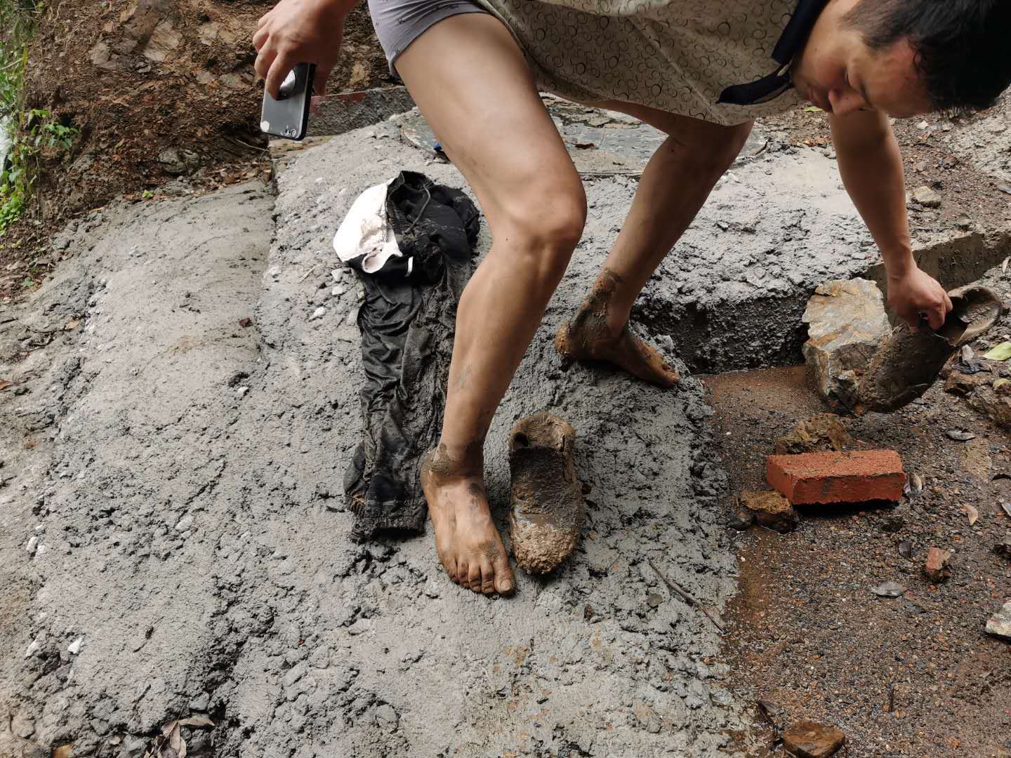 原创 国网萍乡上栗县供电公司:逆行的"泥人"