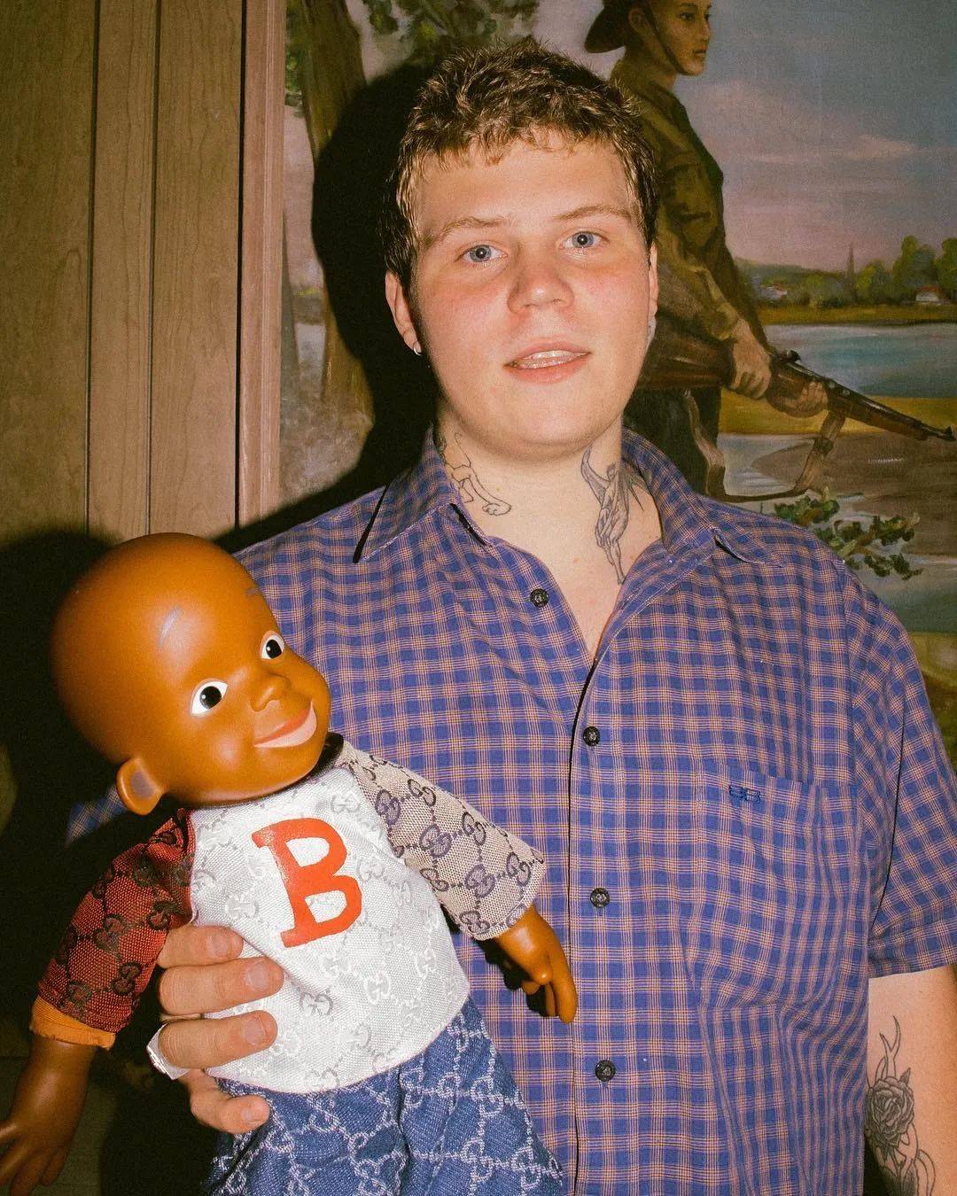 cloud rap先锋yung lean除了给玩偶穿上带有时装品牌印花的衣服外