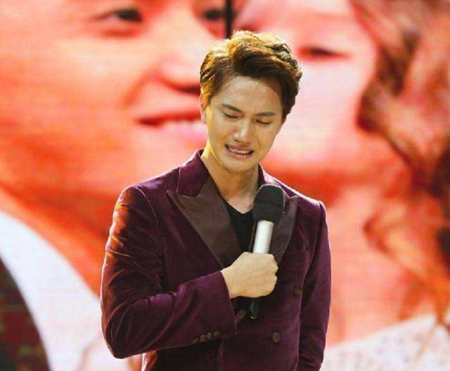 《天天向上》中唯一的韩国人小五,跪着离开舞台后,现在过得怎样