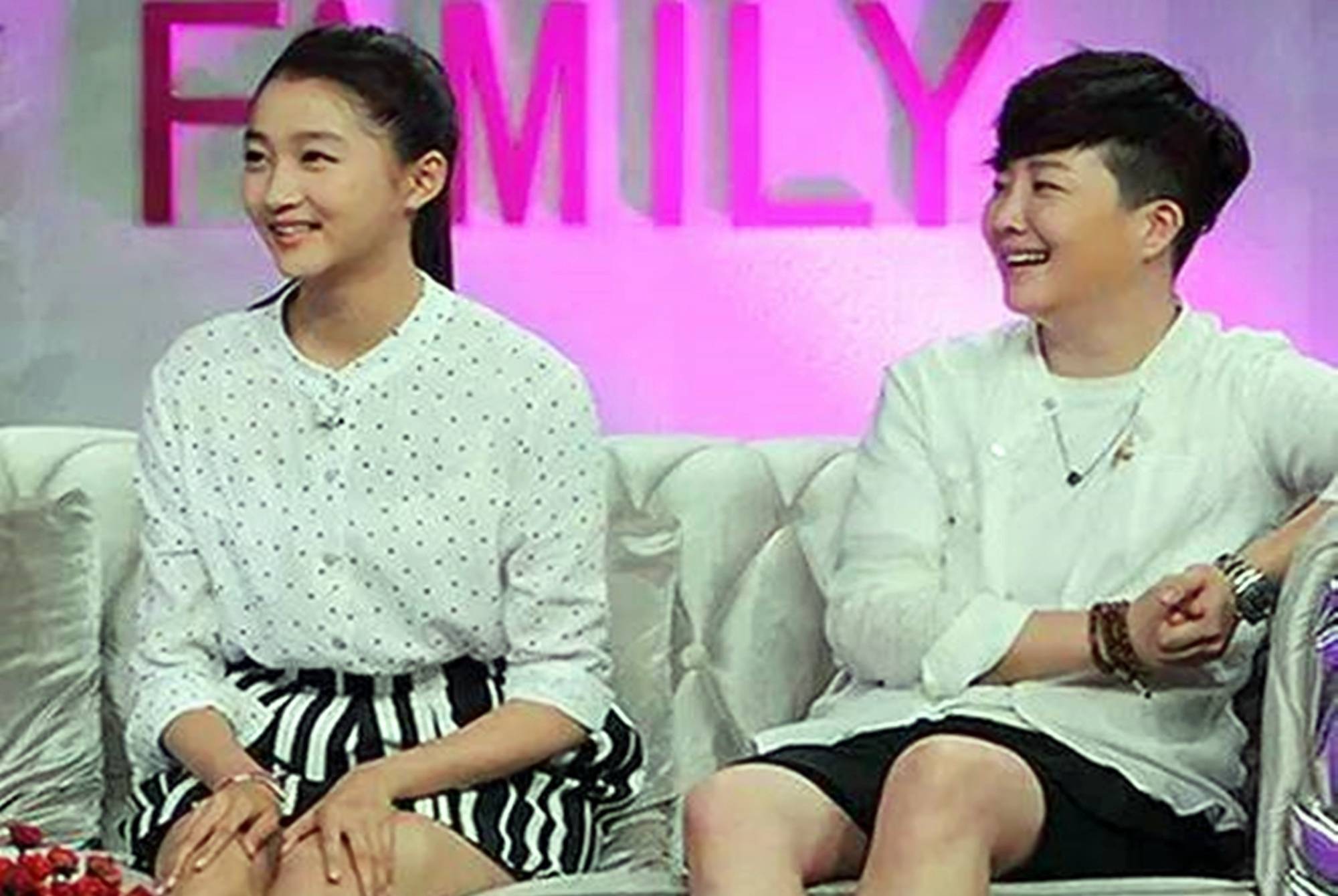 看到关晓彤姐姐真容的网友惊呼:关晓彤到底多幸运,才能获得这么偏心的