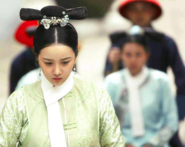 没错她就是热播剧《如懿传》里侍女蕊心的扮演者—陈小纭
