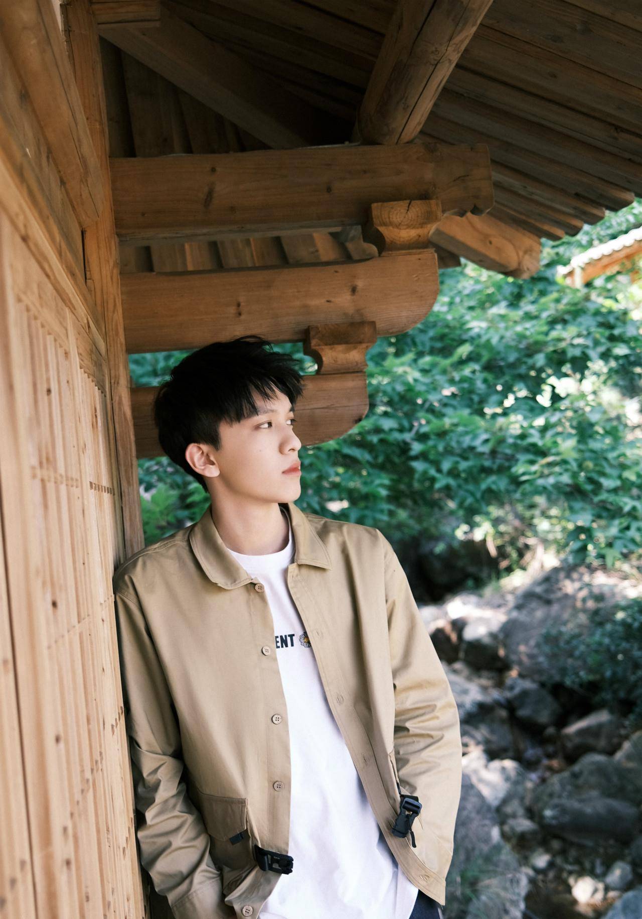 赵英博清爽夏日写真曝光少年脸尽展温柔侧颜杀