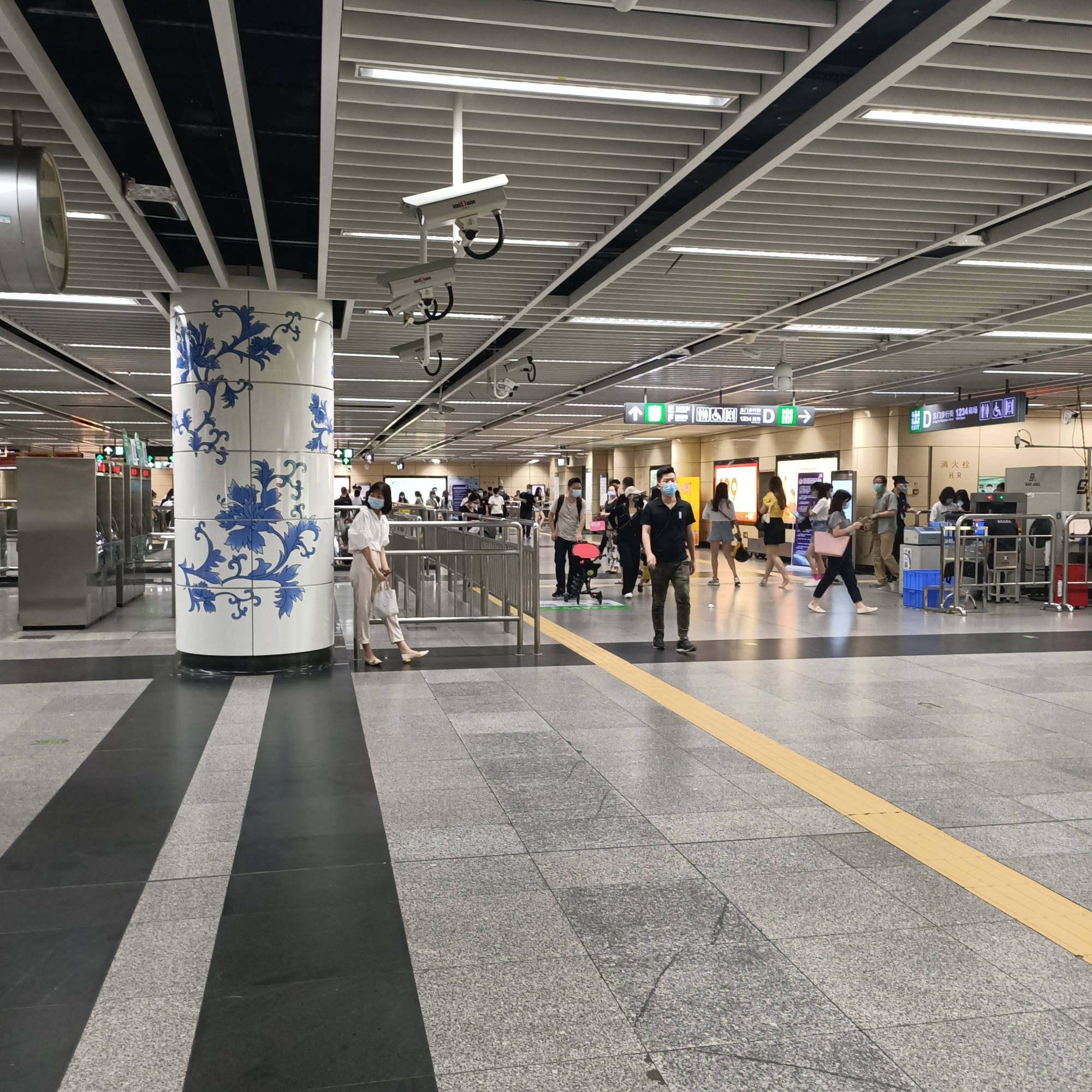 原创深圳最繁华地段,东门老街如今却大变样,冷冷清清地铁电梯都停了