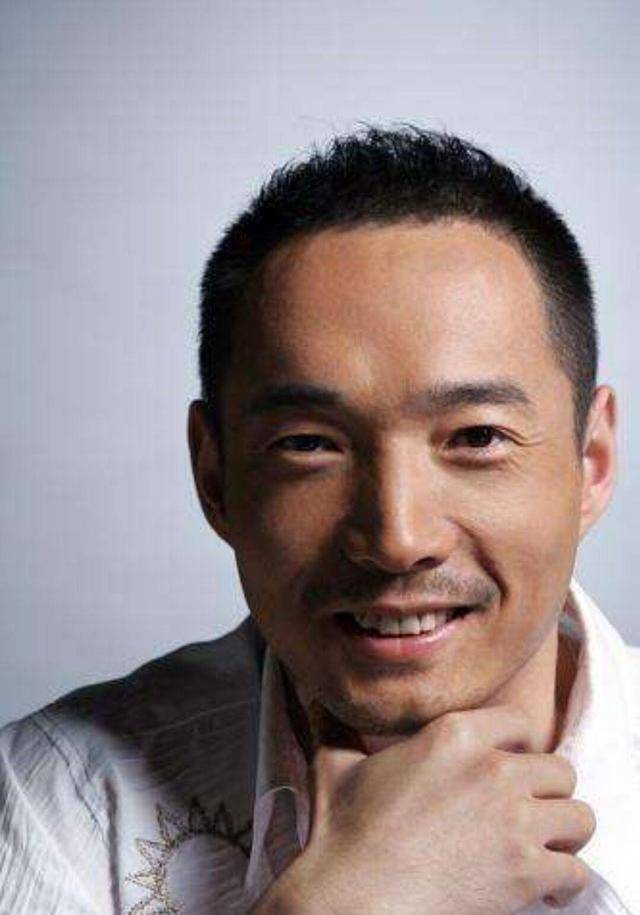 曾黎的现任男友张藤子,他是圈内人,只是没啥有影响力的作品,人气很低