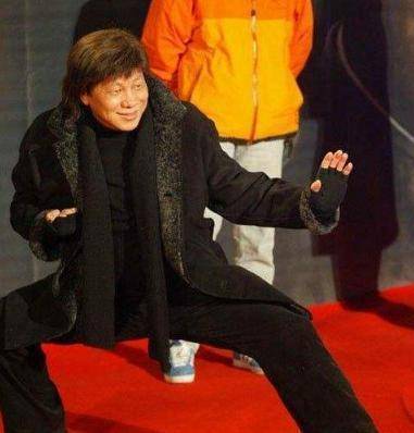 陈真扮演者梁小龙近照曝光,71岁满脸皱纹显老态,染金发赶时髦