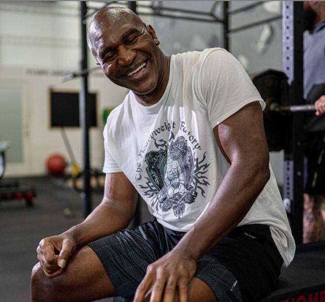 原创霍利菲尔德拉拢小克里琴科,挑衅:我的团队比泰森团队强大得多