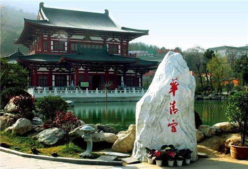 骊山地处临潼城南,"周幽王为博美人一笑,烽火戏诸侯"就发生在临潼