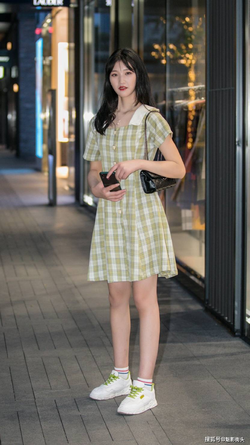 原创小白鞋搭配连衣裙,穿出清新唯美气质,年轻女孩都这样搭配