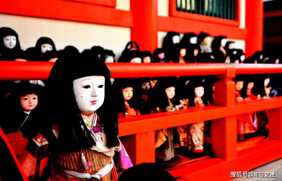 据说还有一个很诡异的传闻,就是神社之中有一个"头发会变长的娃娃"