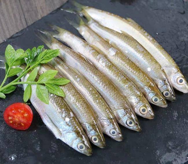 蓝刀鱼,可用来做油炸椒盐,裹粉炸了之后沾蕃茄酱也