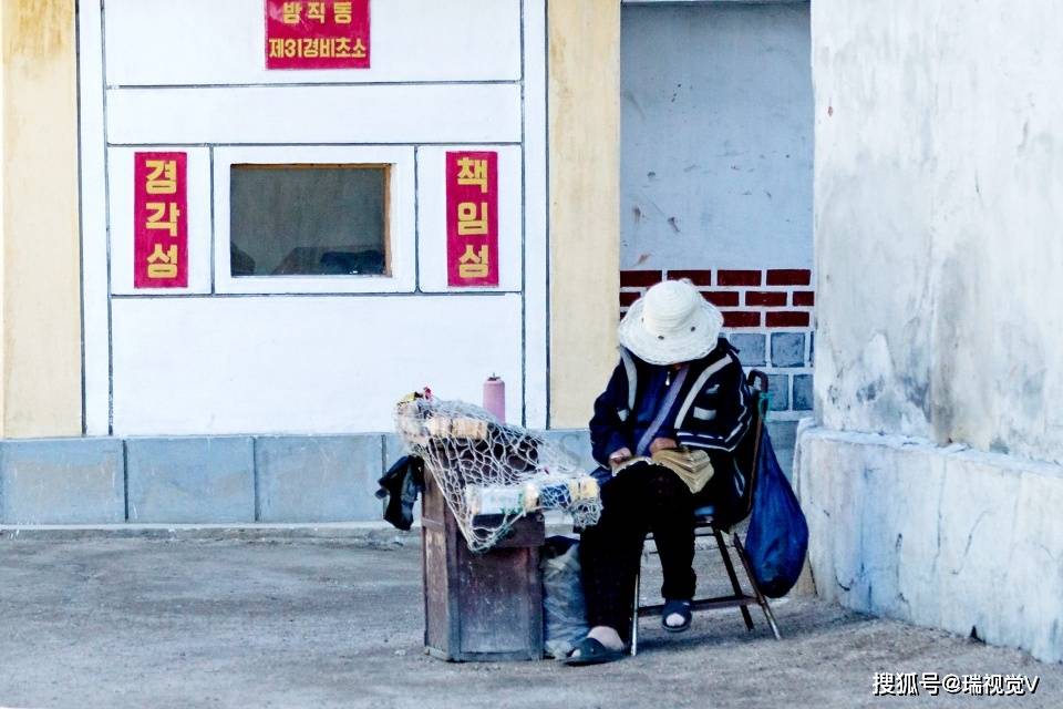 原创朝鲜街头地摊西瓜香烟小食品顾客少光临摊主都是中老年妇女