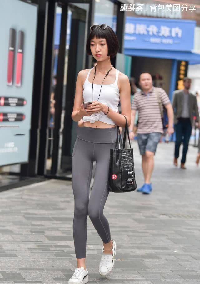 原创路人街拍,小姐姐穿着露脐黑色针织背心,名媛气息浓厚