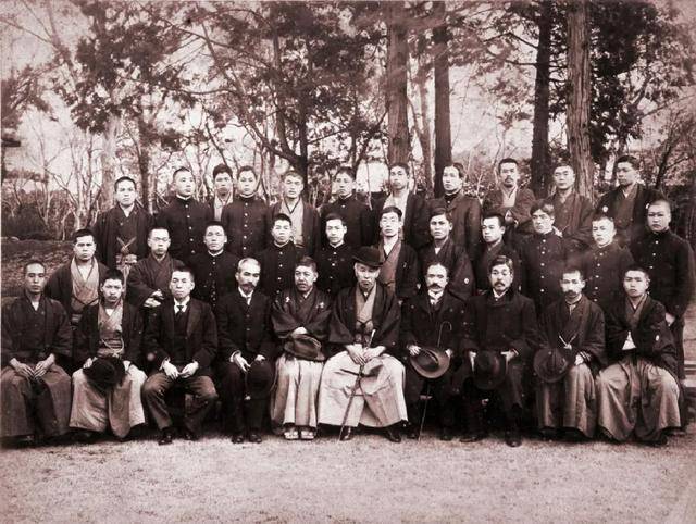 大隈重一与清朝留学生合影早稻田大学肄业证留日归来:手持马刺揭开新