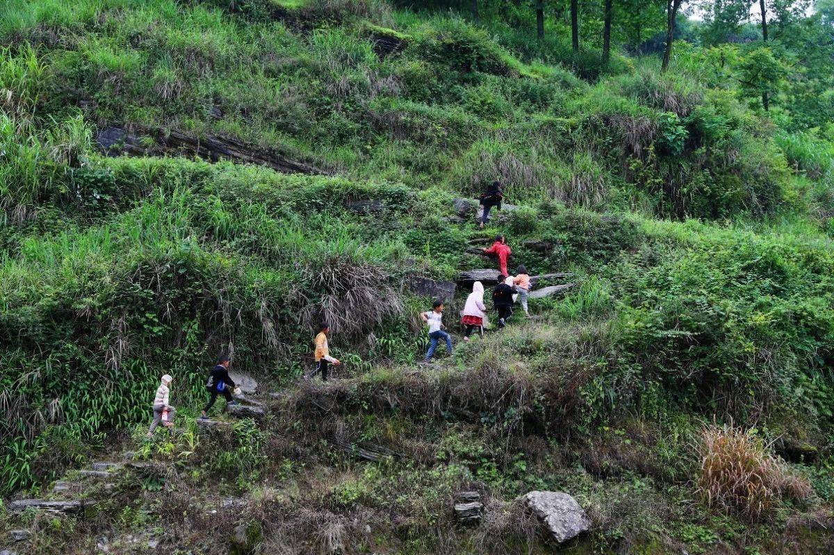 这所小学的孩子,喝水要走1公里的山路