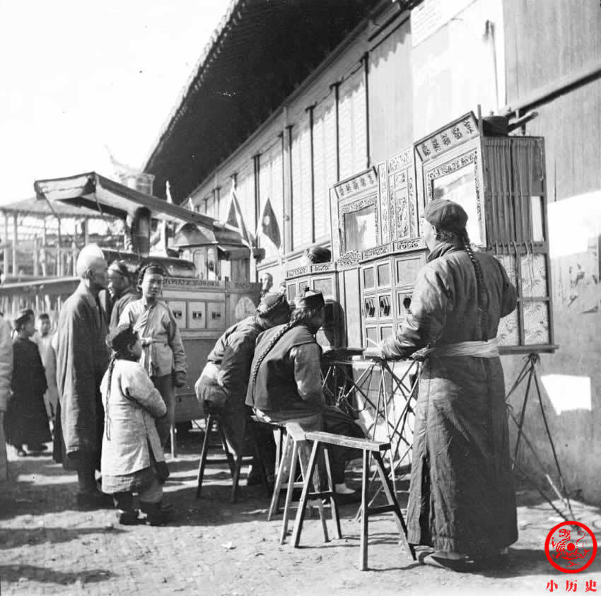 "拉洋片"的摊位.