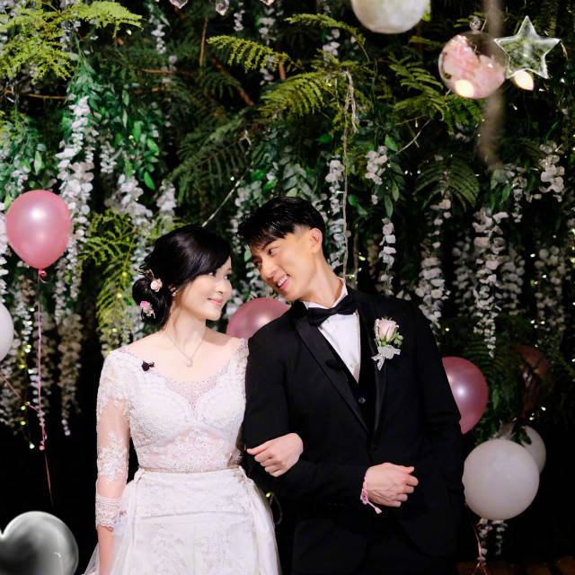 吴尊与妻子林丽吟补办婚礼,当初隐婚婚礼迟到24年