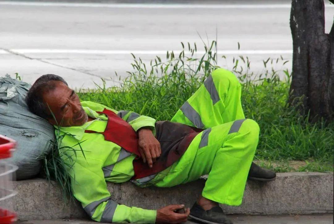 「地摊经济」狂欢过后,400万中国环卫工人哭了