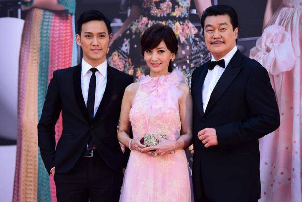 两人是在合作《女黑侠花木兰》时相识相恋.