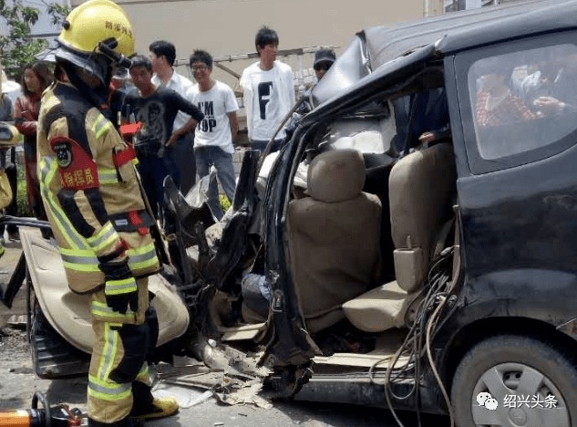 突发!稽东发生严重车祸,电瓶车遭工程车碾压