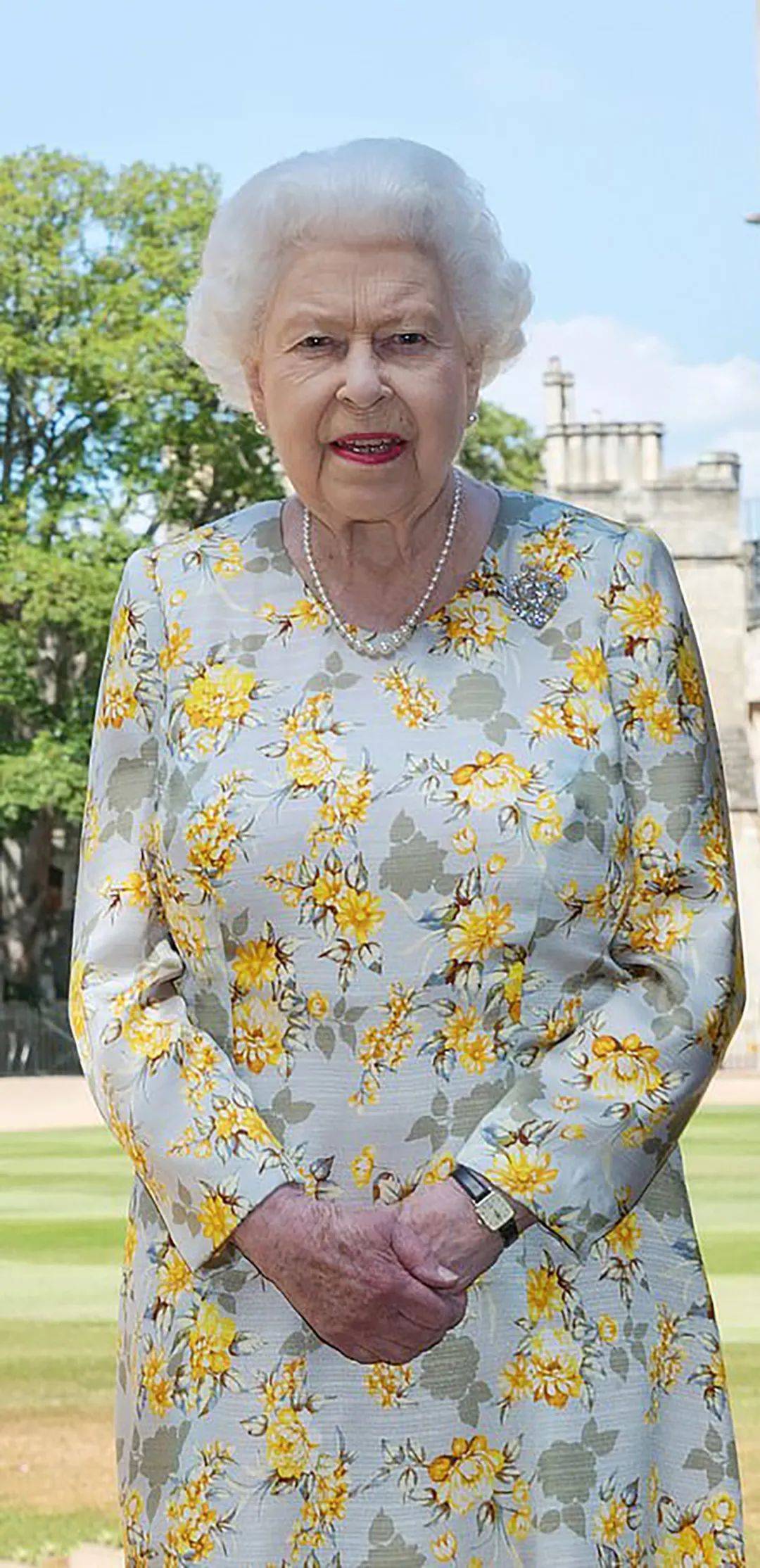 发布了女王陛下和丈夫的最新合影,显示两位已是耄耋之年的老人近况