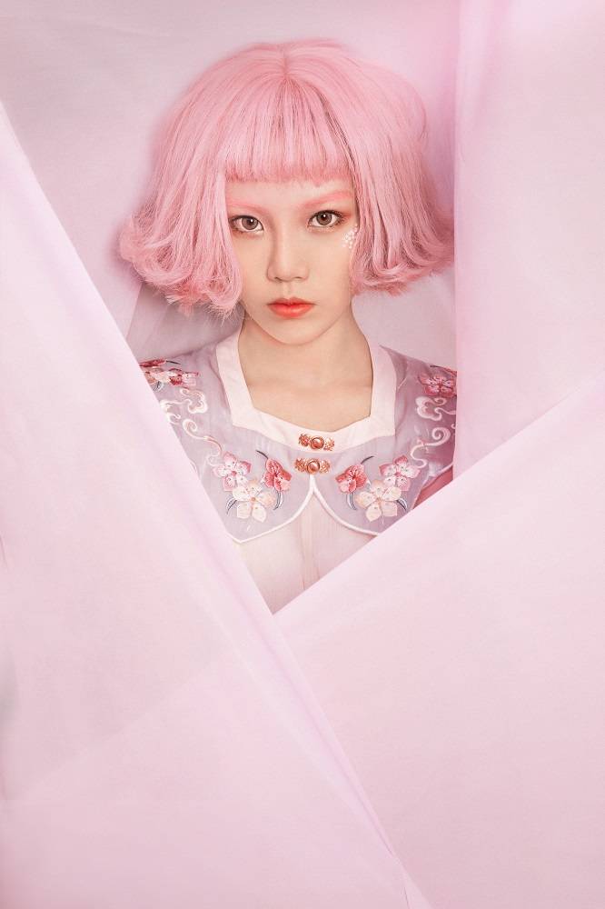 苏晗,抖音新生代甜蜜唱将,独特的嗓音加上很少露脸的神秘感,已收获200