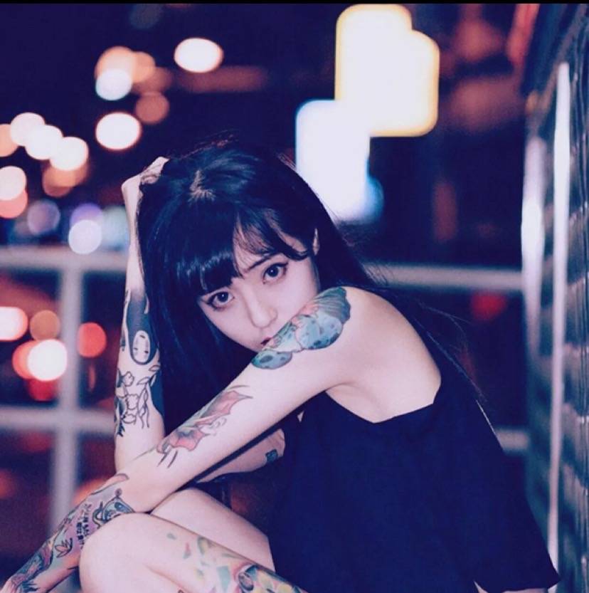 纹身女孩酷酷的,也可爱