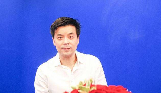 在话剧的舞台摸爬滚打多年之后,傅迦又一次将目光瞄向了荧屏,开始全面