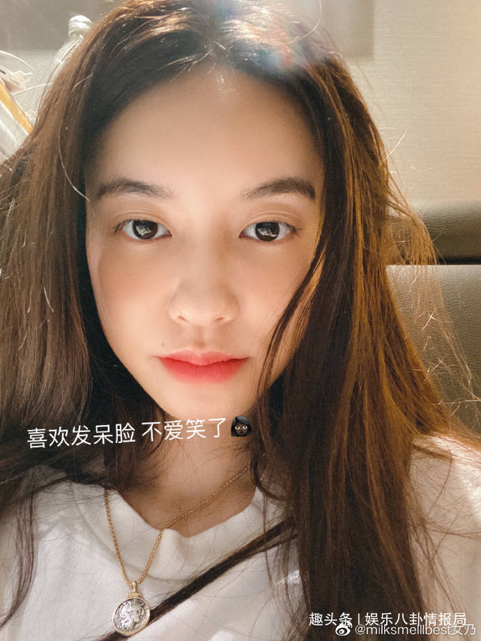 张大奕深夜不睡继续捞金晒素颜黑眼圈自称不爱笑了惹铁粉心疼