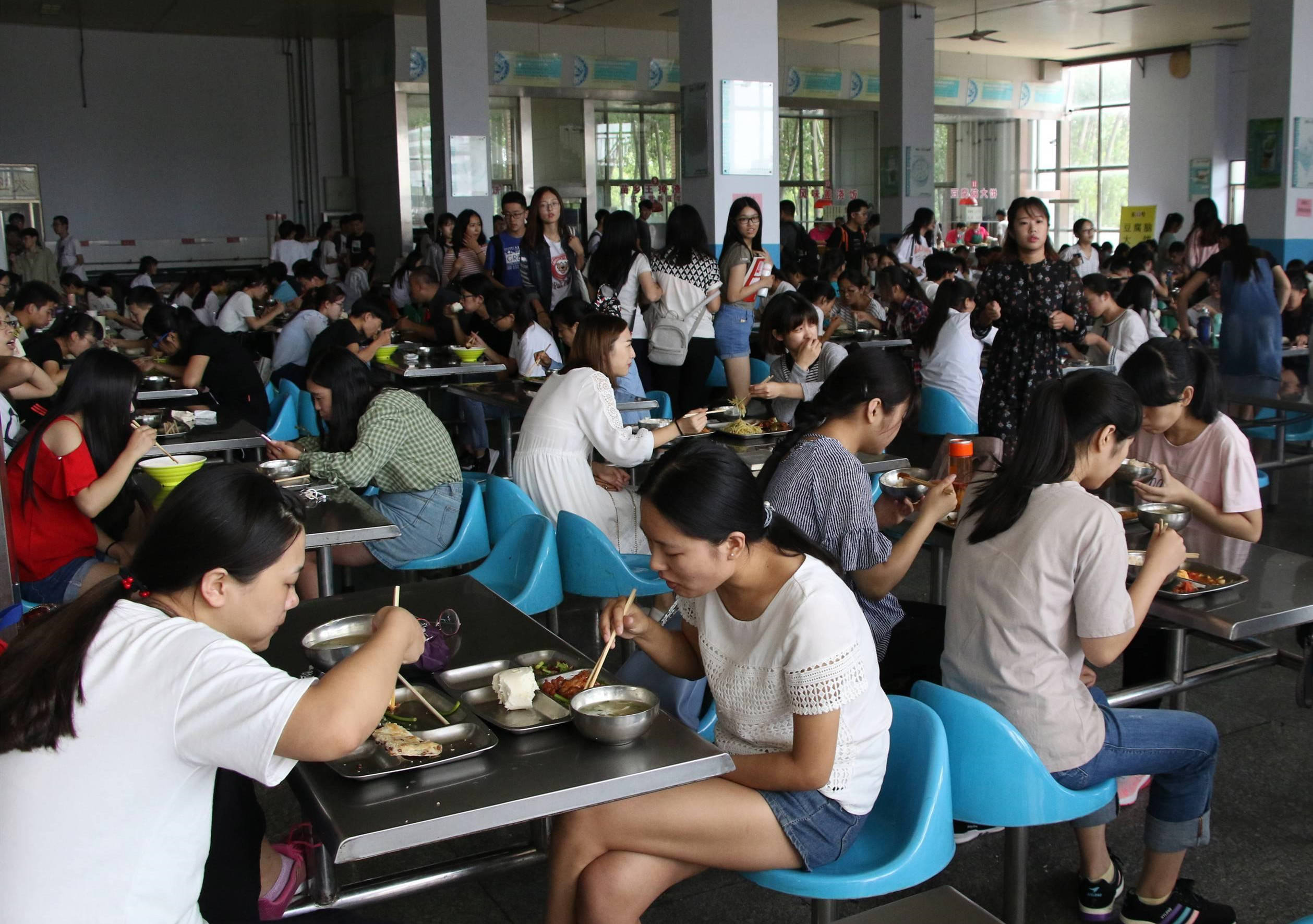 学校食堂打饭照片图片