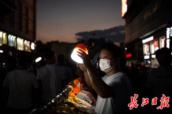 武汉解封后多条街道出现集市老百姓夜间前来闲逛